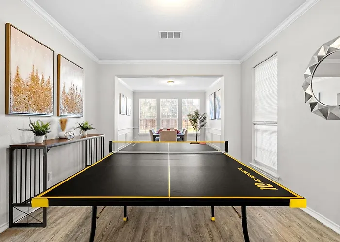 Spacious 4-bedroom For Relocating Families Ferienhaus