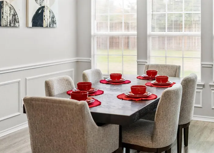 Spacious 4-bedroom For Relocating Families Ferienhaus
