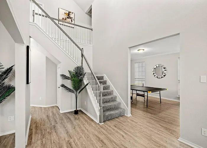 Spacious 4-bedroom For Relocating Families Ferienhaus *
