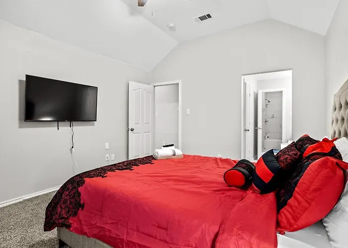 Spacious 4-bedroom For Relocating Families Ferienhaus