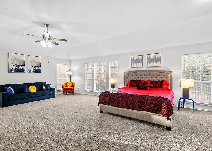 Spacious 4-bedroom For Relocating Families Ferienhaus